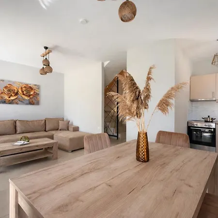 Ariadne Complex By Horizon Homes * Ofrínion